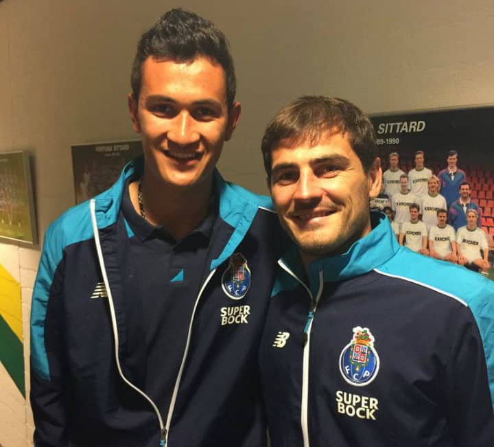 Iker Casillas ve a Raúl Gudiño como el reemplazo de Ochoa