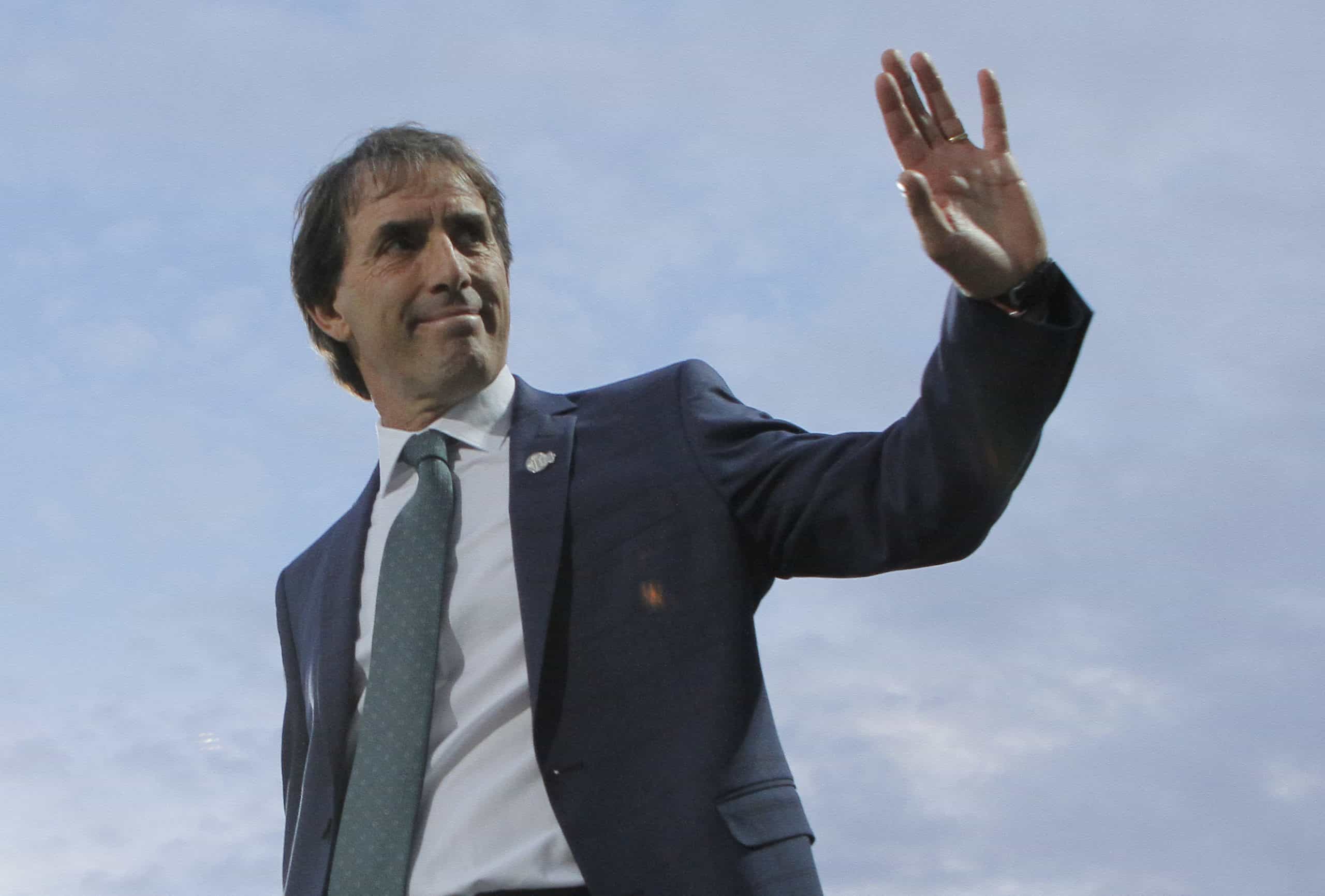 Uruguay buscaría a Guillermo Almada como reemplazo del ‘Maestro’ Tabárez