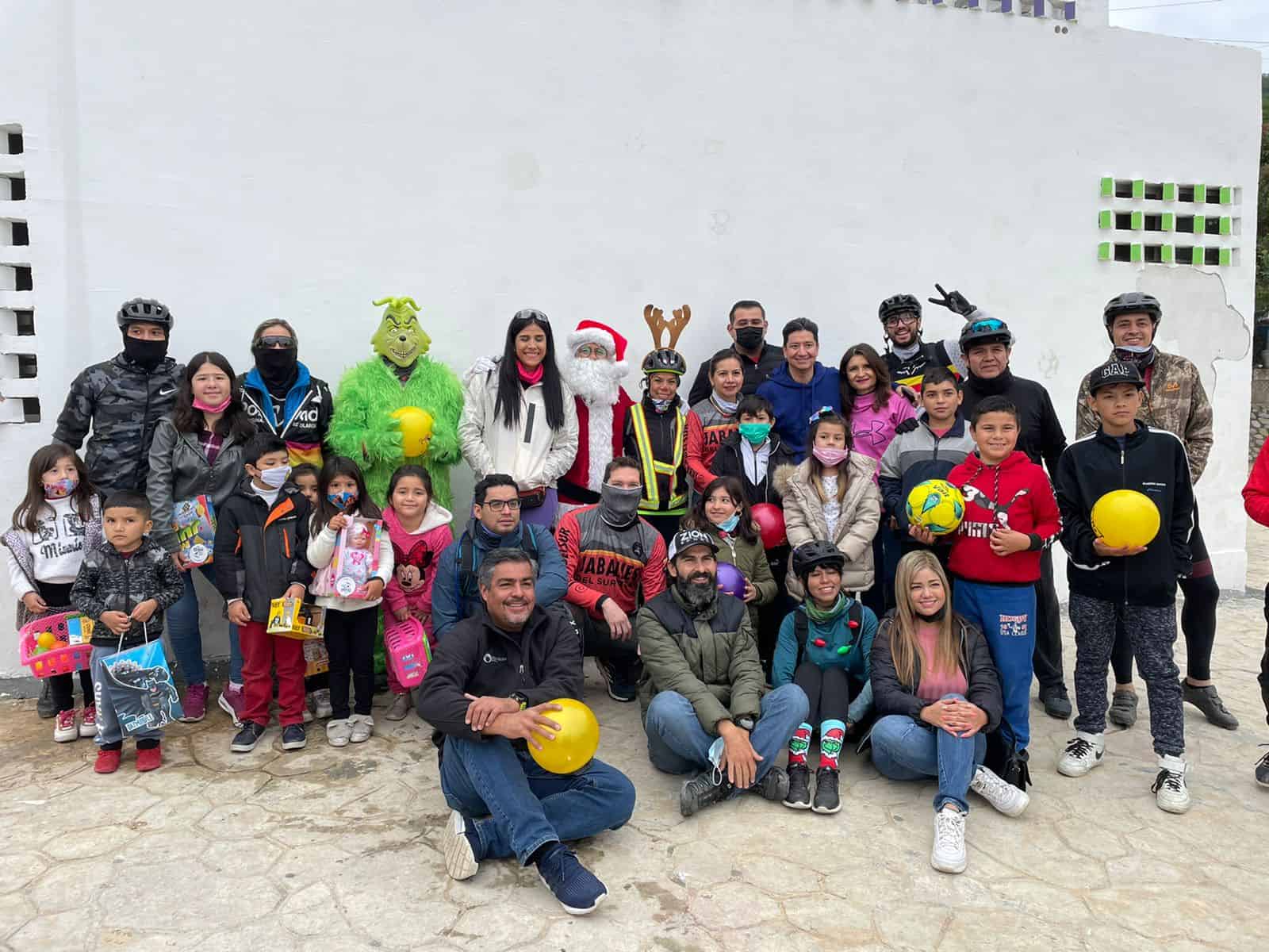 Jabalíes del Sur adelantan navidad a niños de Santiago