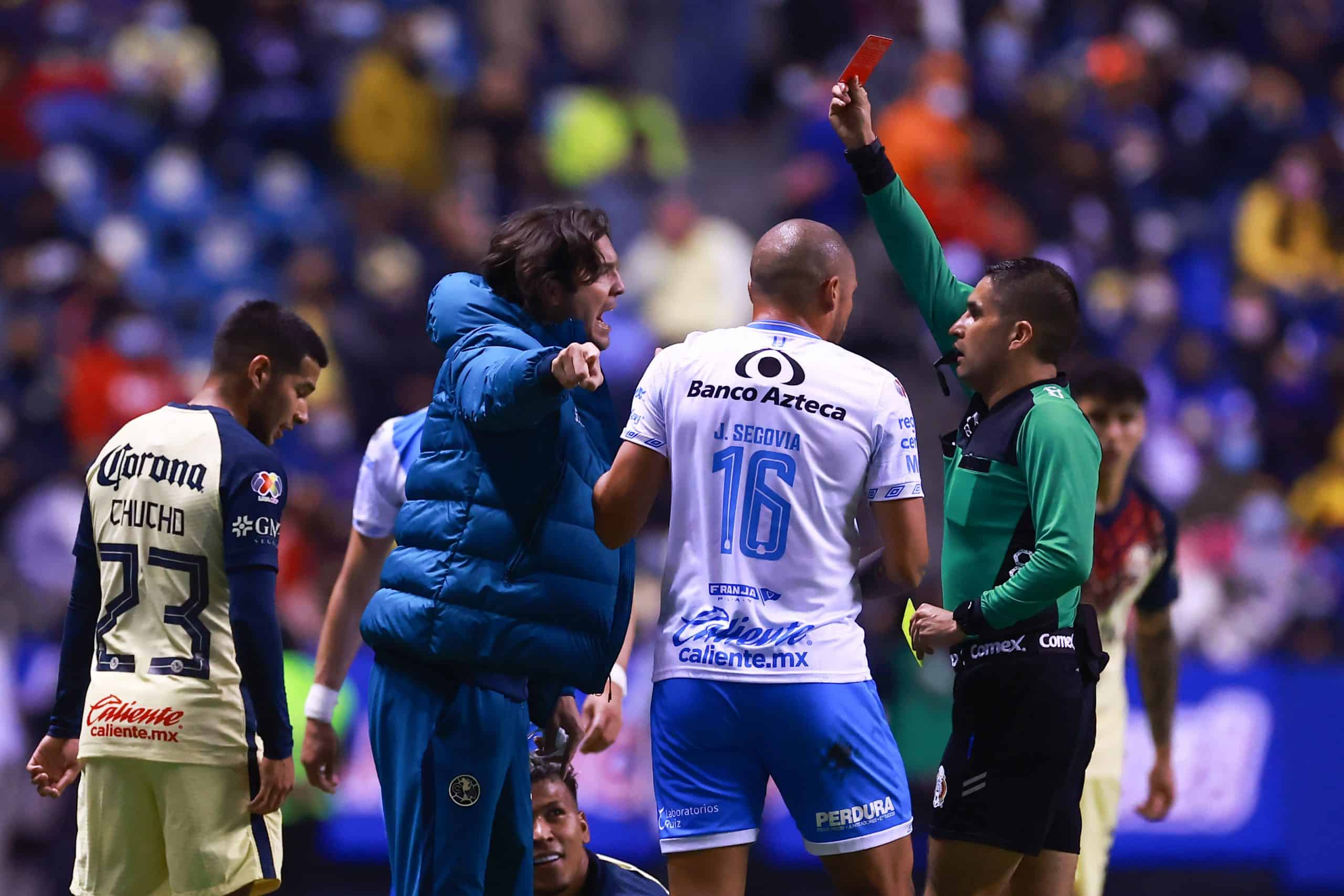 Santiago Solari recibirá un partido de suspensión por interferir al campo