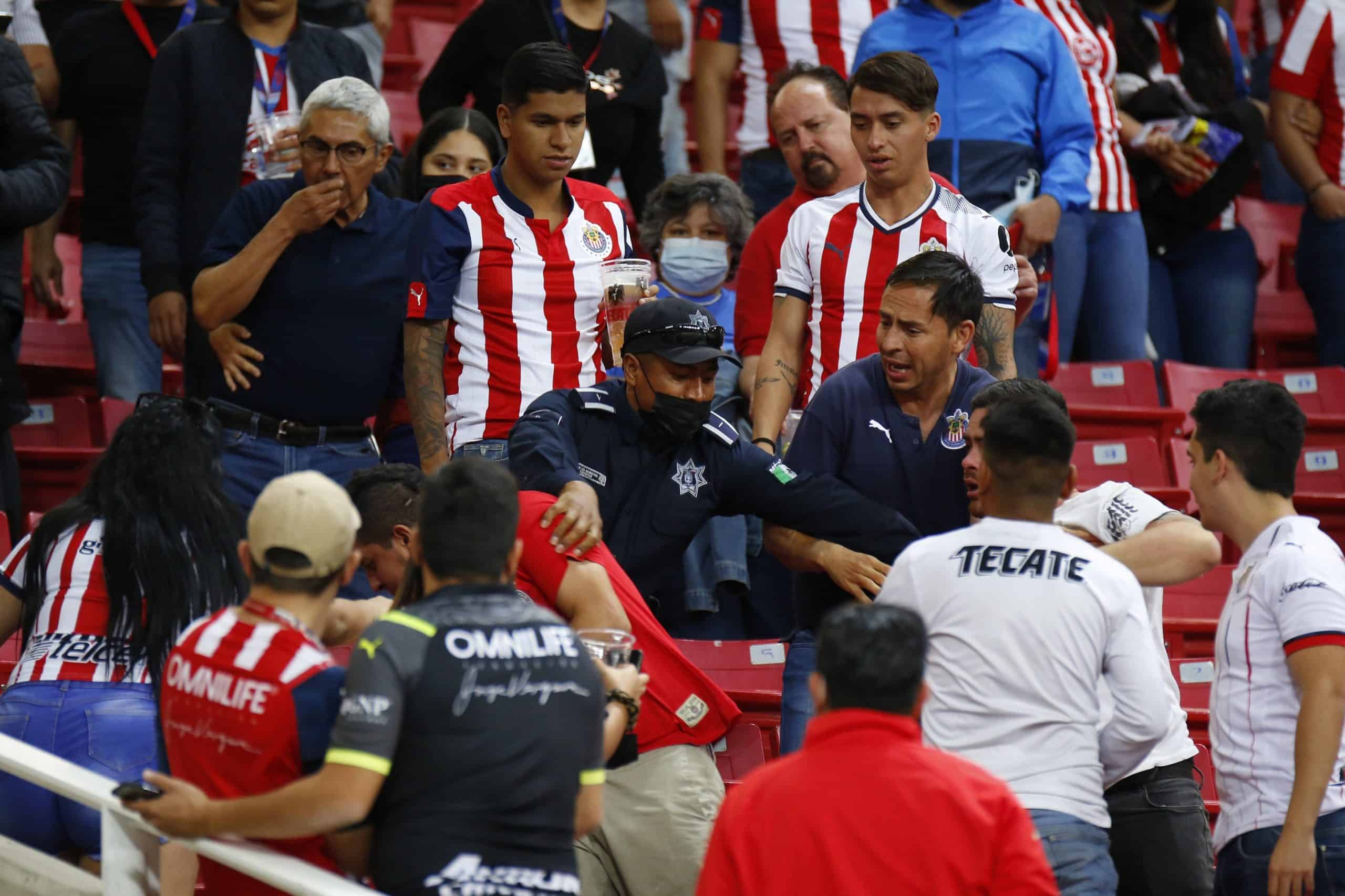 Desalojan a fans de Chivas por grito homofóbico y bronca