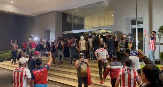 Aficionados de Chivas protestan y causan destrozos en hotel de concentración