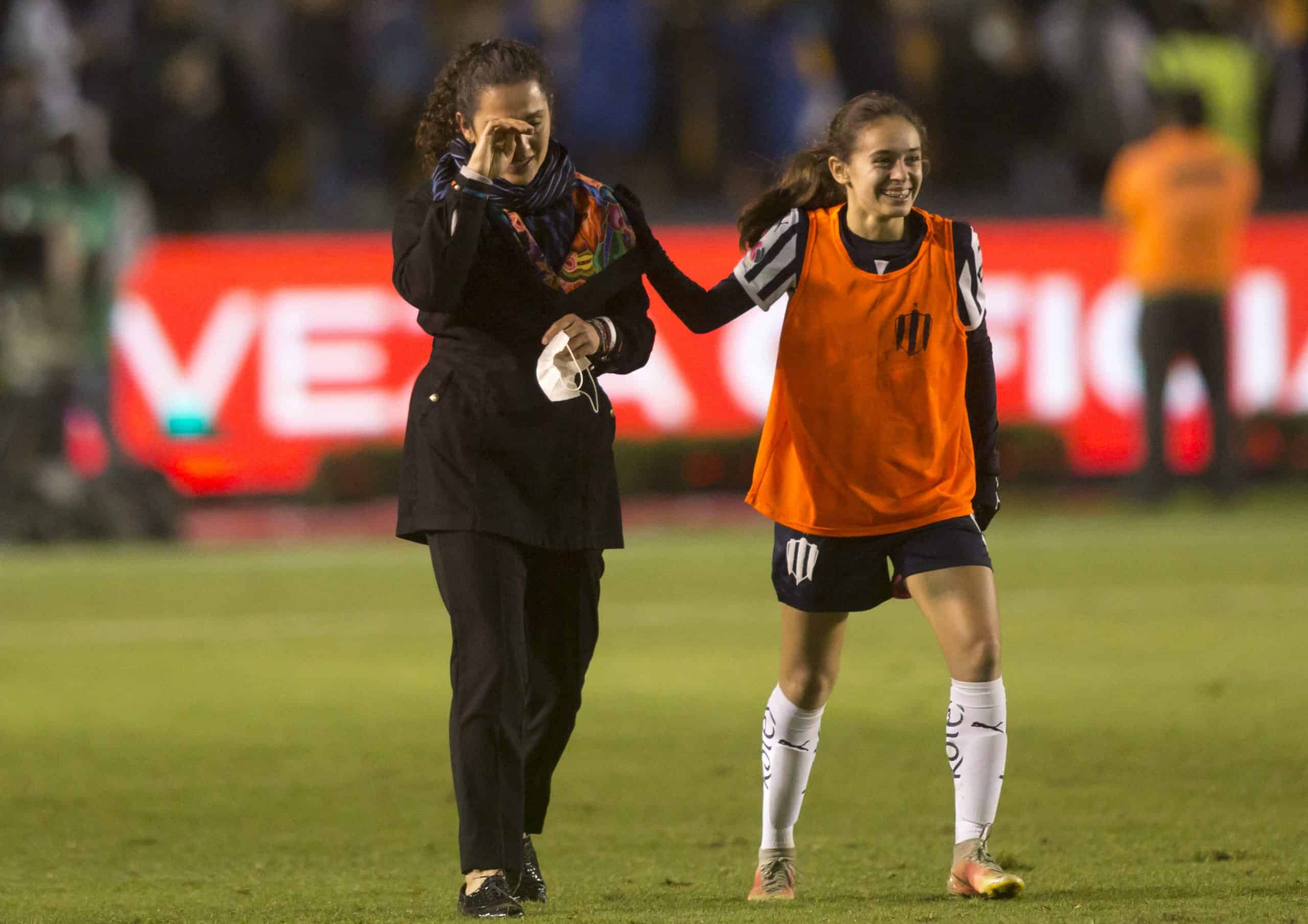 Eva Espejo se convierte en la primera entrenadora con 100 triunfos en la Liga MX Femenil