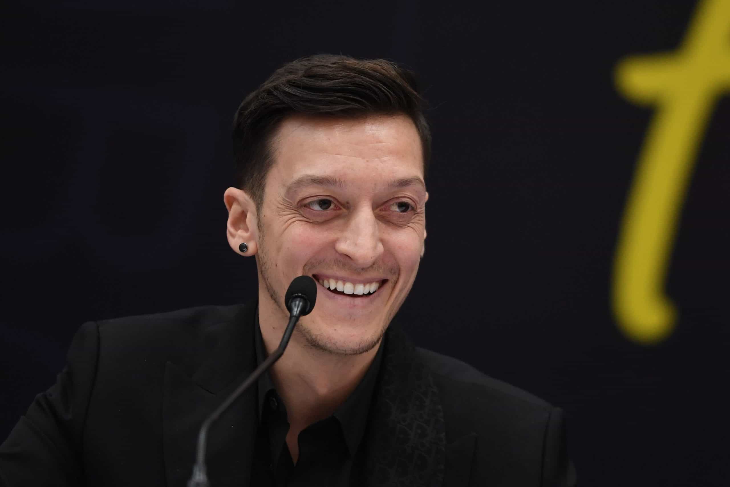 Mesut Özil externa apoyo al Necaxa previo al repechaje 