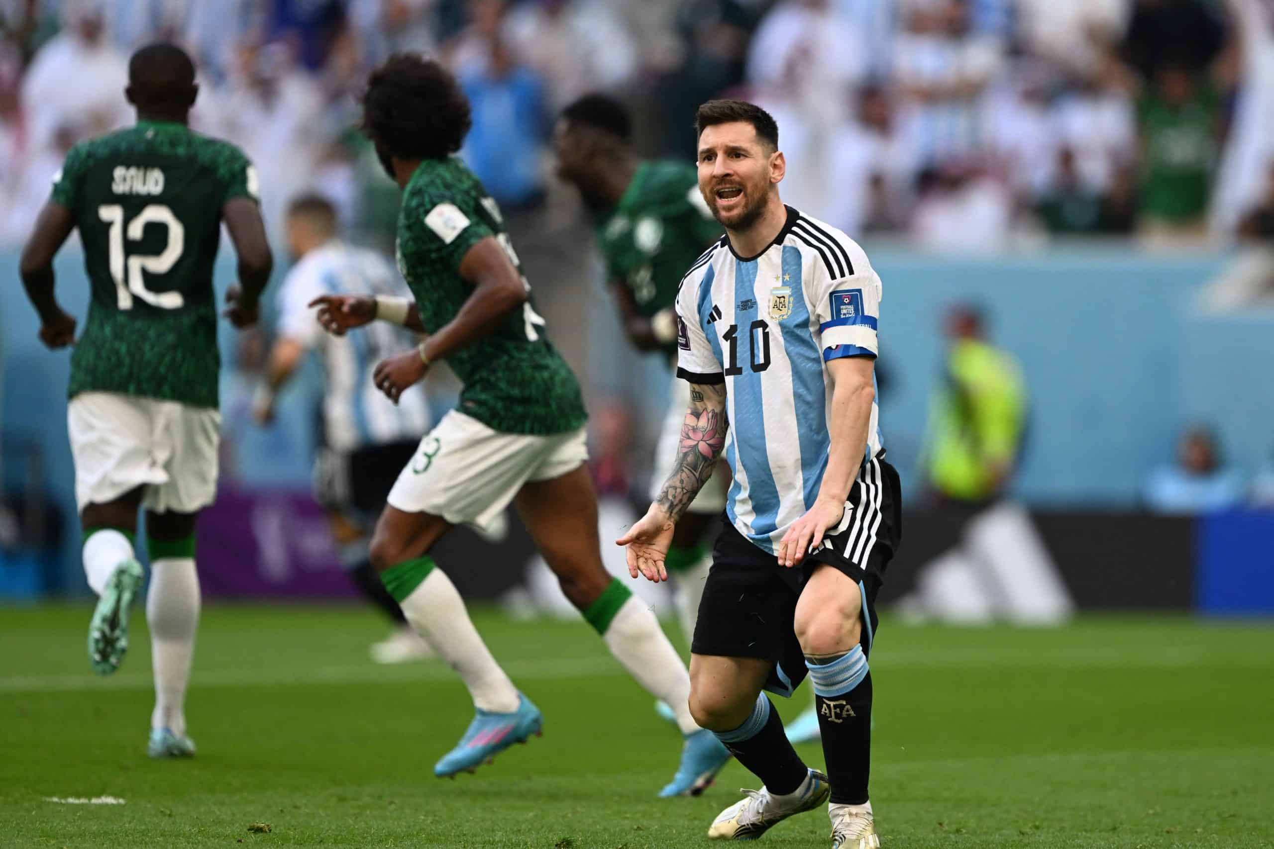 Argentina pierde en su debut y se jugará la vida contra México