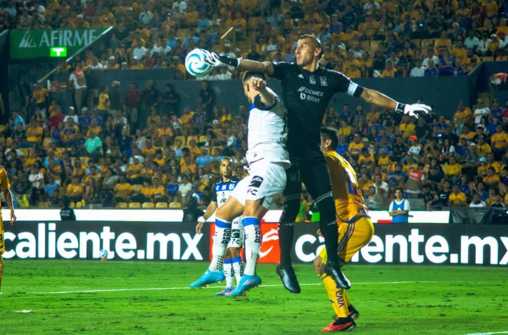 Nahuel Guzmán hace historia en medio de una goleada de Tigres sobre Querétaro