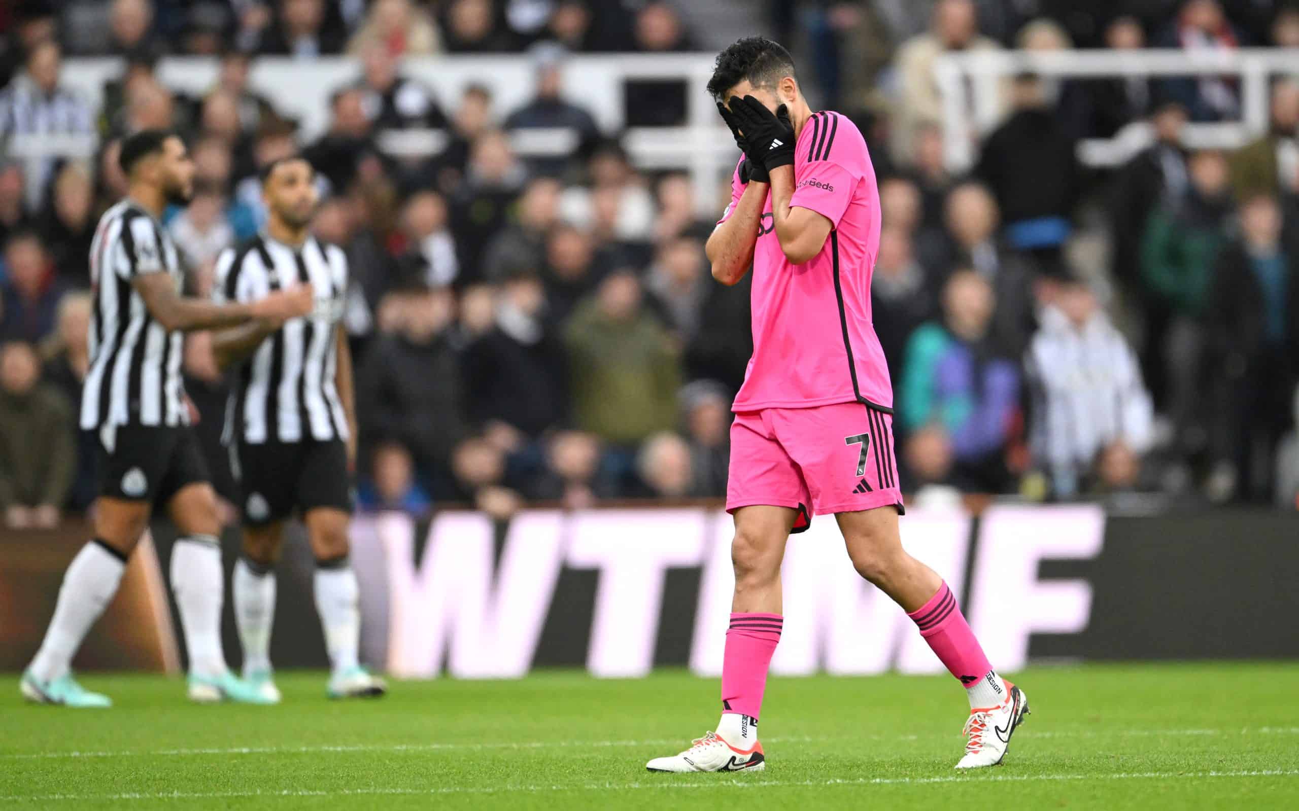 Raúl Jiménez se lleva larga sanción por expulsión: ¿Cuándo volverá con Fulham?