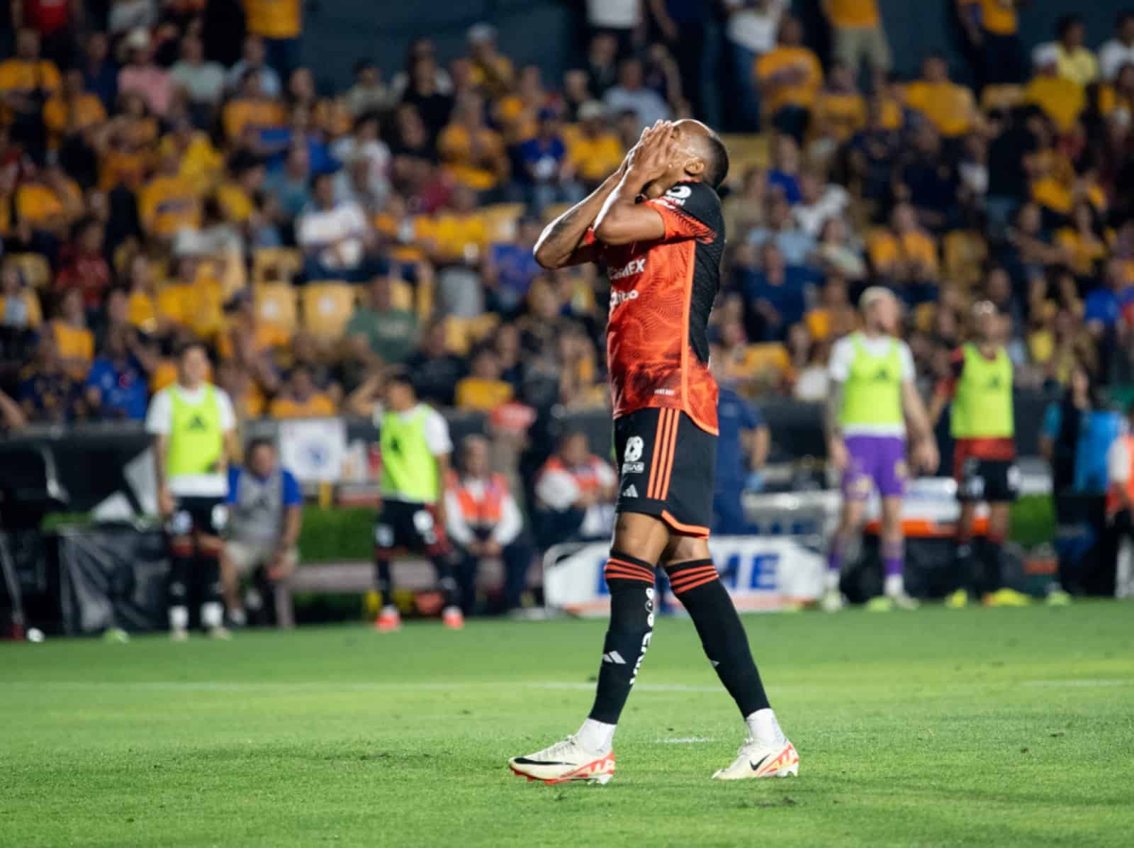 Pachuca rompe el invicto al golear 3-0 a Tigres en el Estadio Universitario