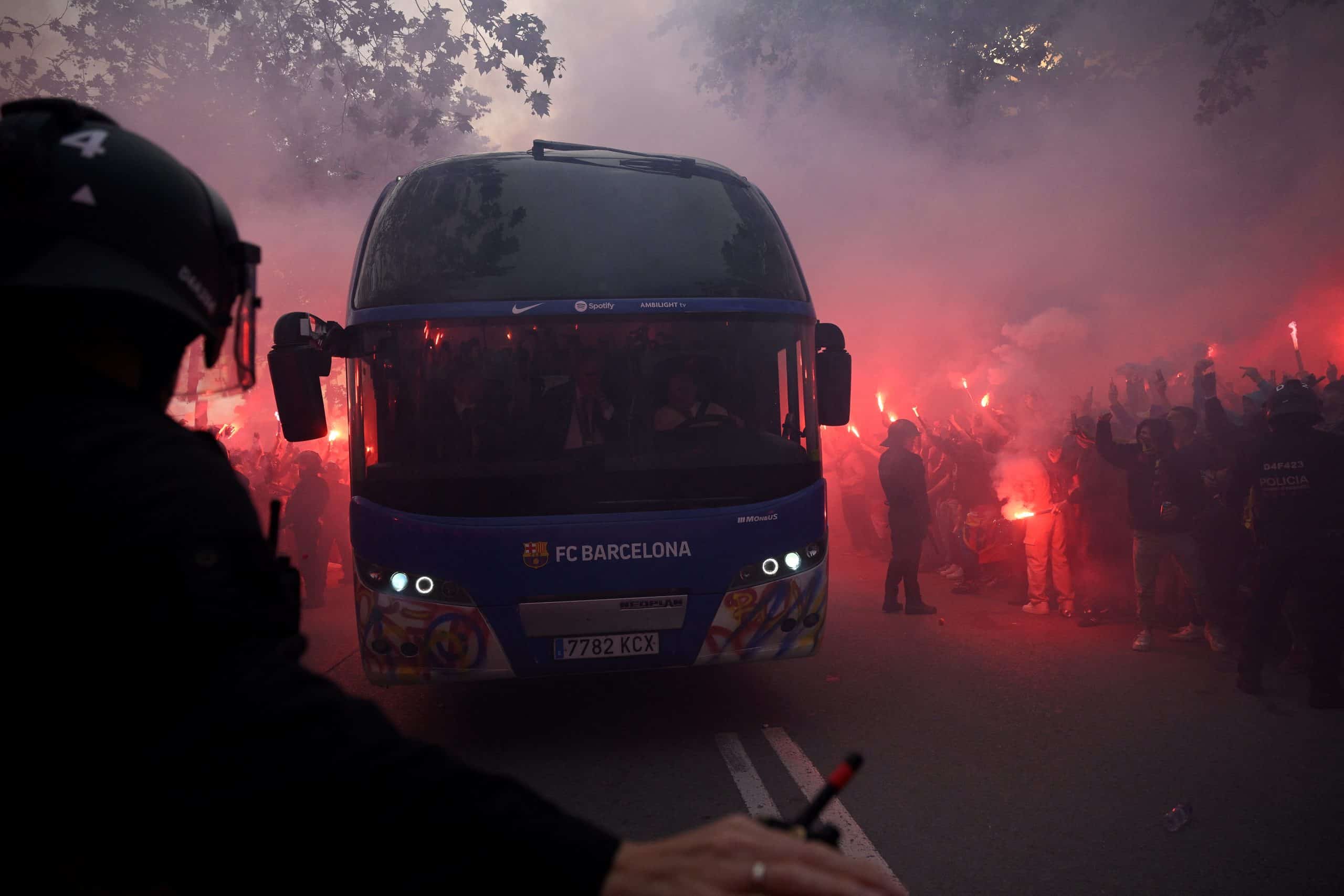 Ultras de Barcelona apedrean por equivocación camión de su propio equipo