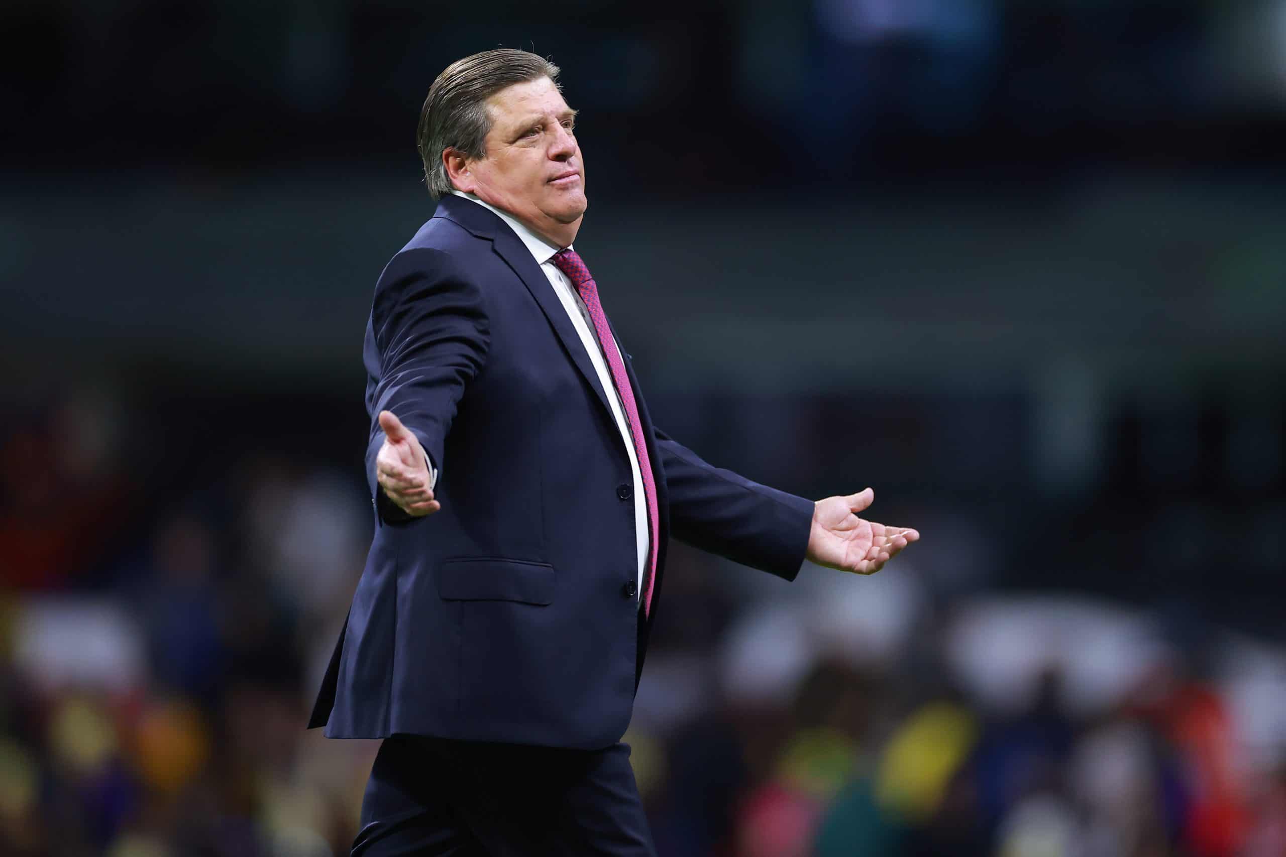 Miguel Herrera explota por la falta de minutos de Santiago Giménez en la Selección Mexicana