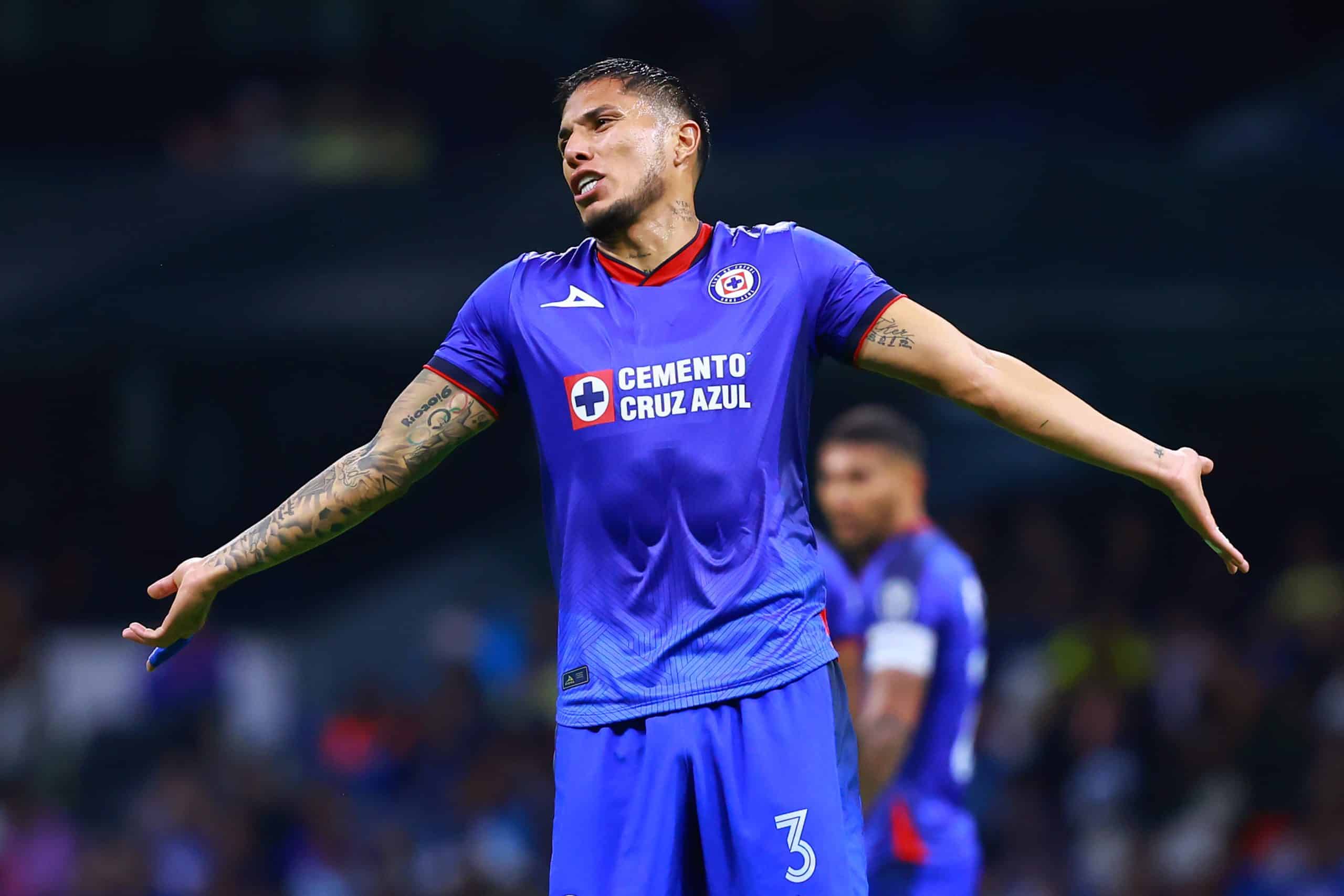 Carlos Salcedo se manifiesta en redes sociales tras acusación de su madre