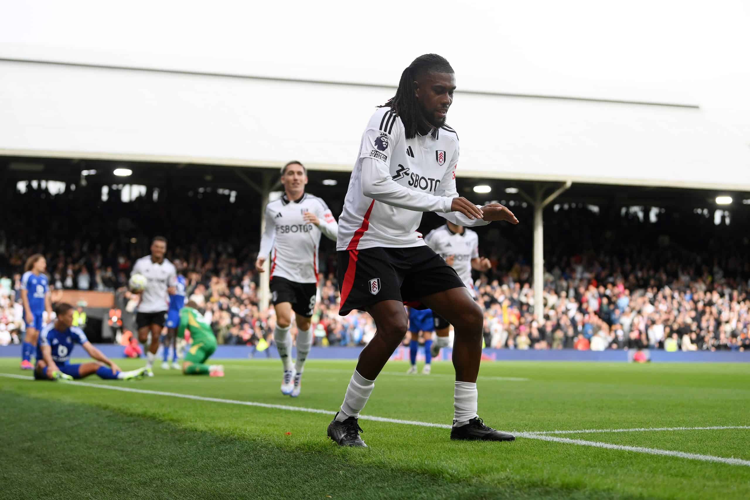 Iwobi le da la victoria a Fulham que enfrentó al Leicester City