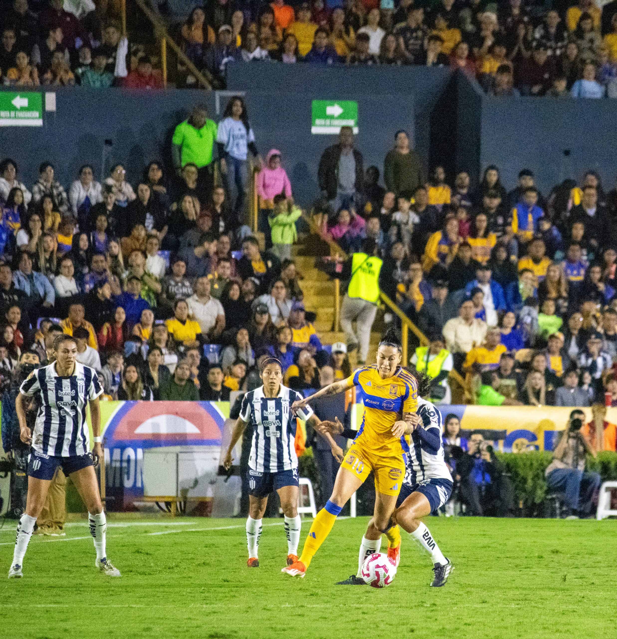 Tigres toma mínima ventaja