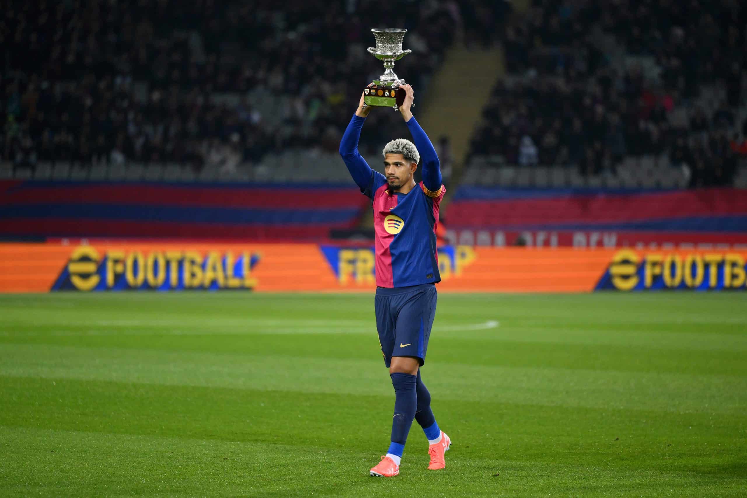 Ronald Araújo renueva con el Barça hasta 2031 y apunta a la Champions