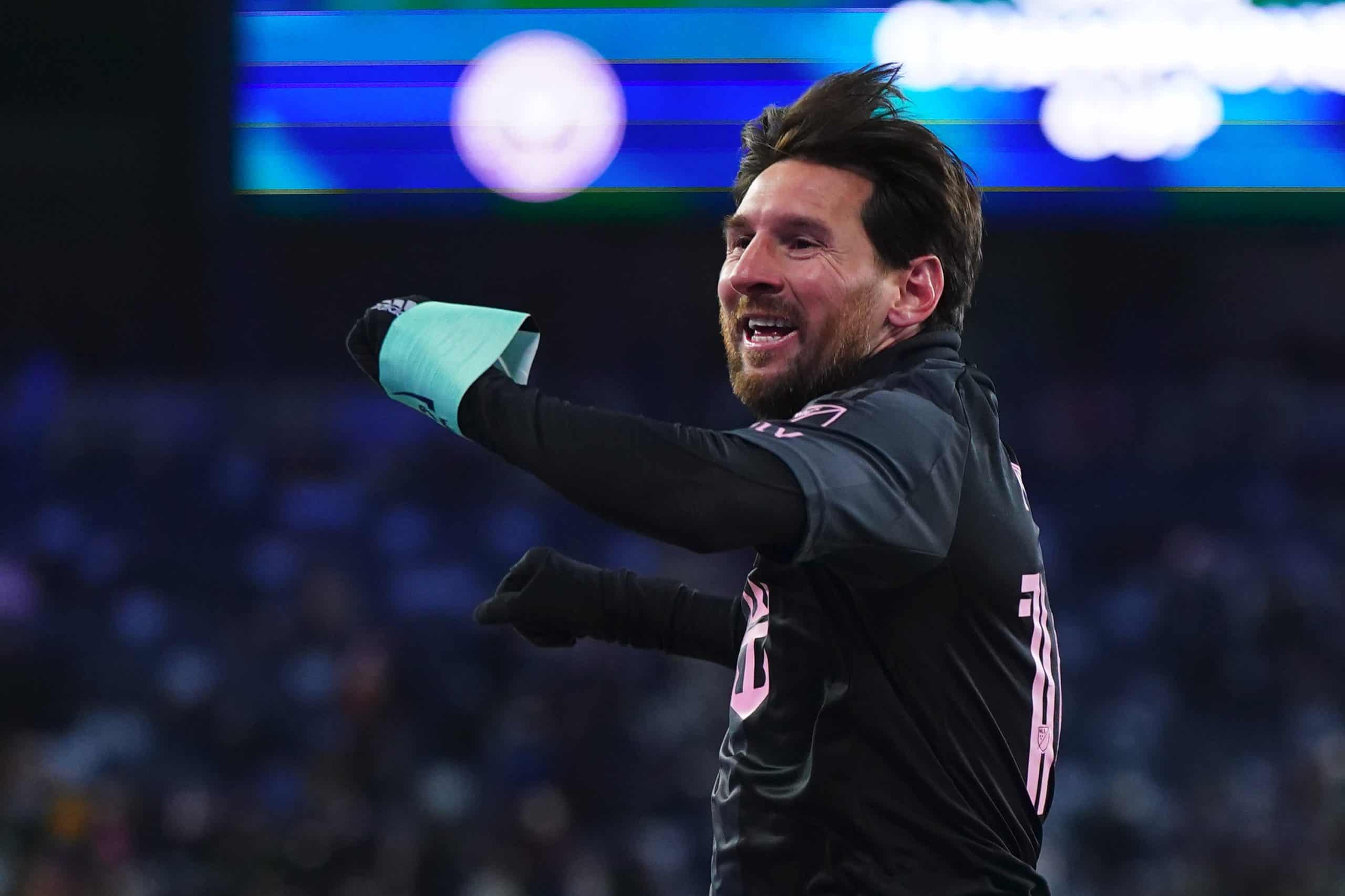 Árbitro mexicano causa revuelo al pedirle la camiseta a Messi tras un partido