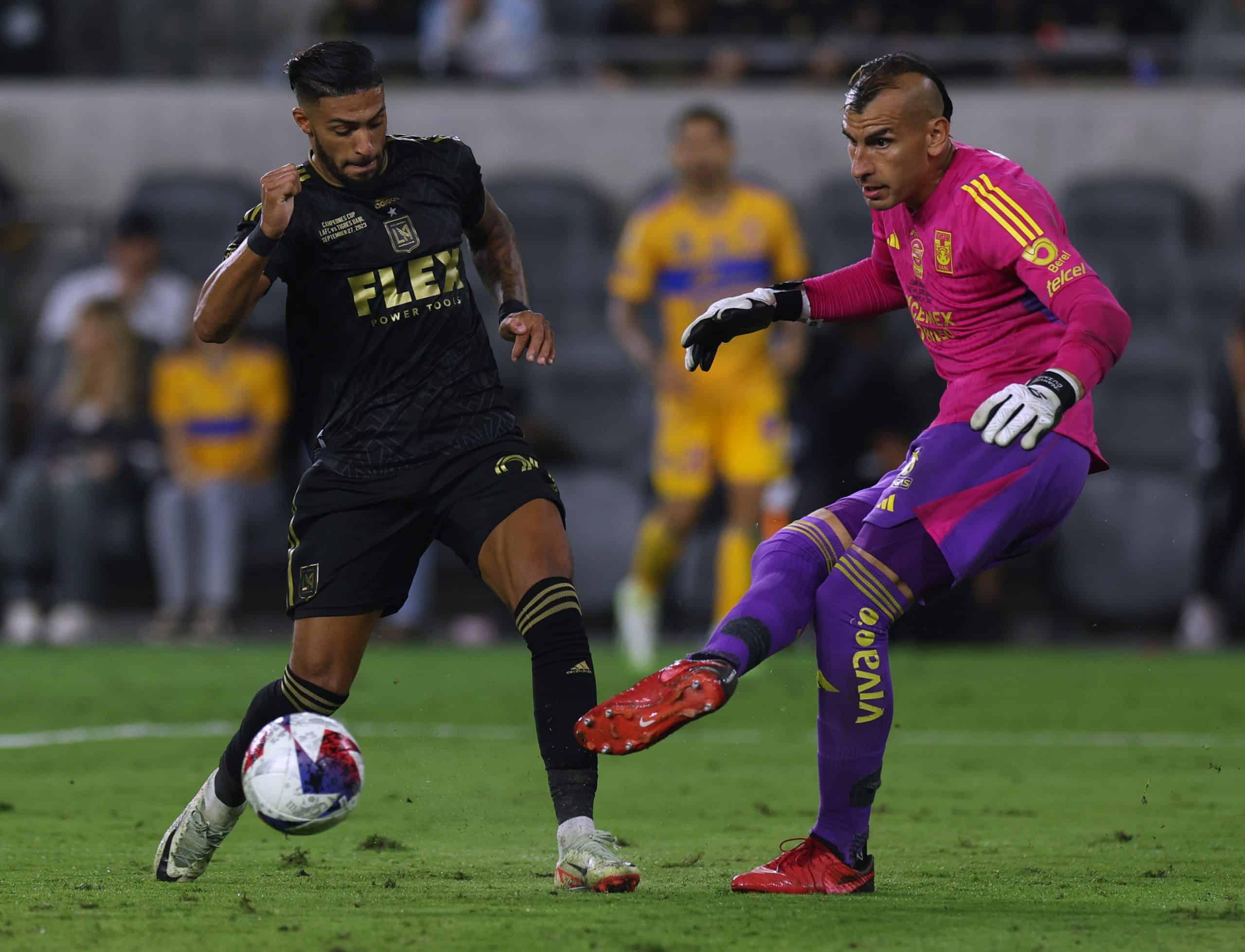 ¡Denis Bouanga se baja del avión del América y lanza guiño directo a Tigres!