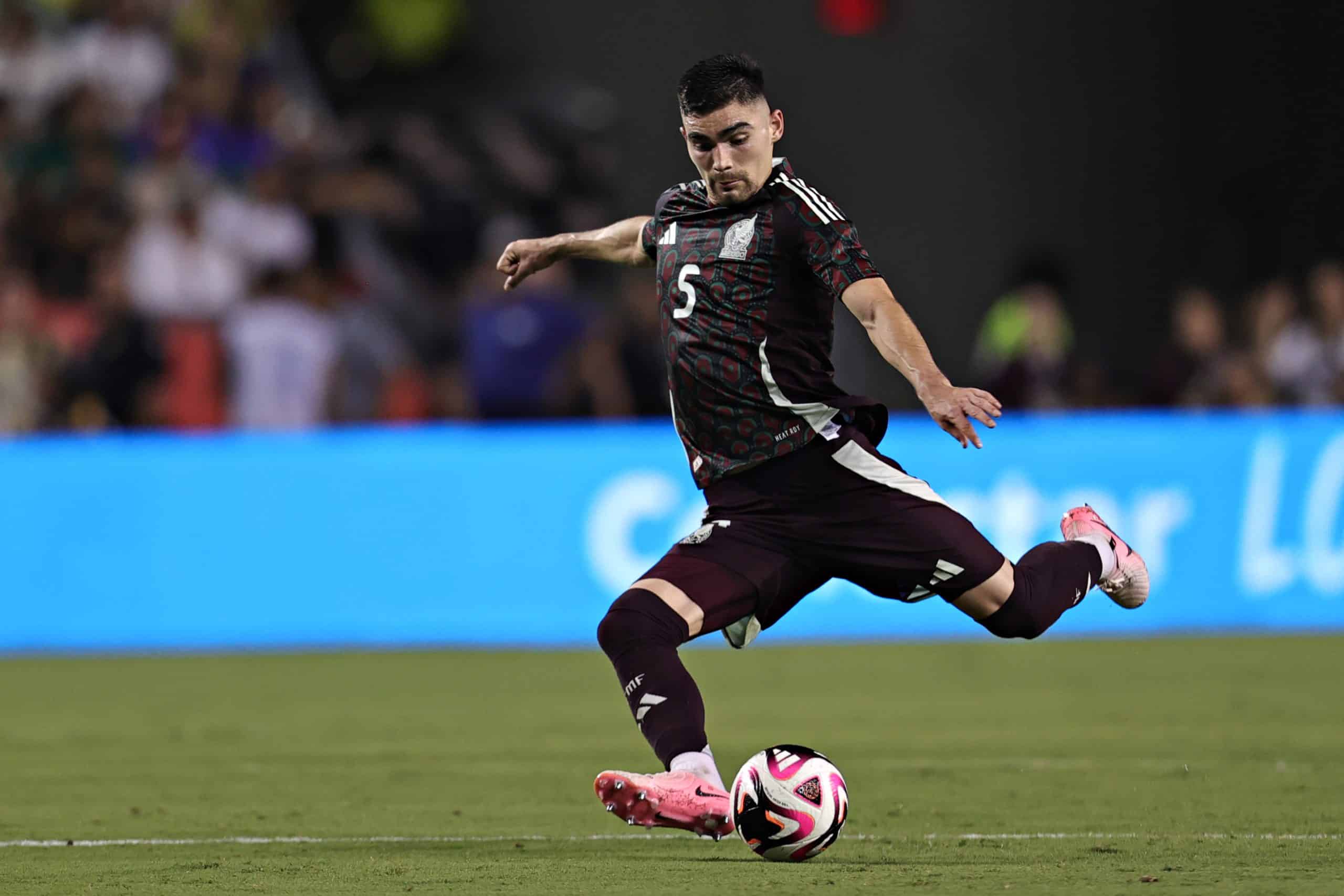 Johan Vásquez renueva con Genoa y se consolida como “La Muralla” mexicana en Italia