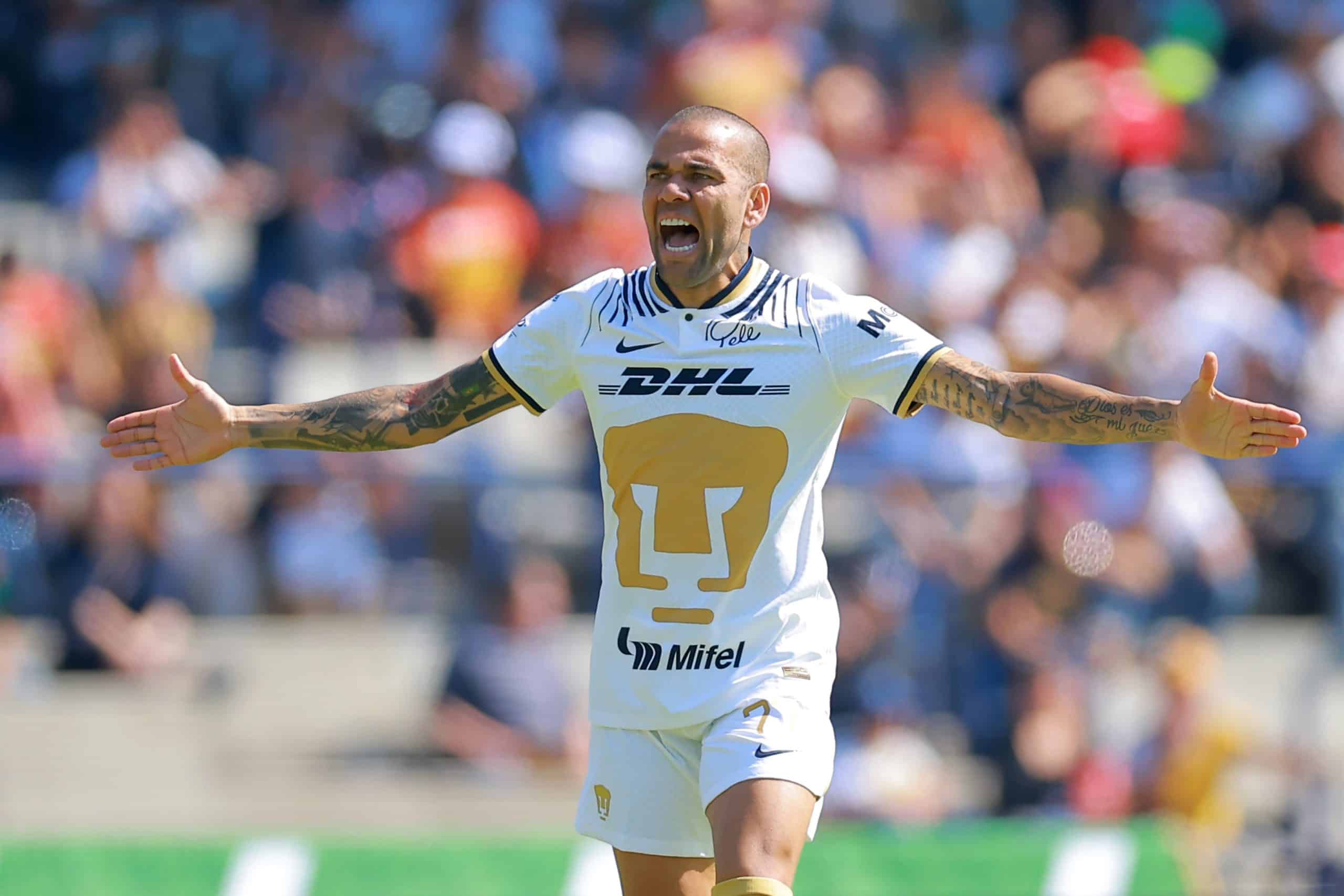 Pumas le gana demanda millonaria a Dani Alves: el fallo que sacude al fútbol mexicano