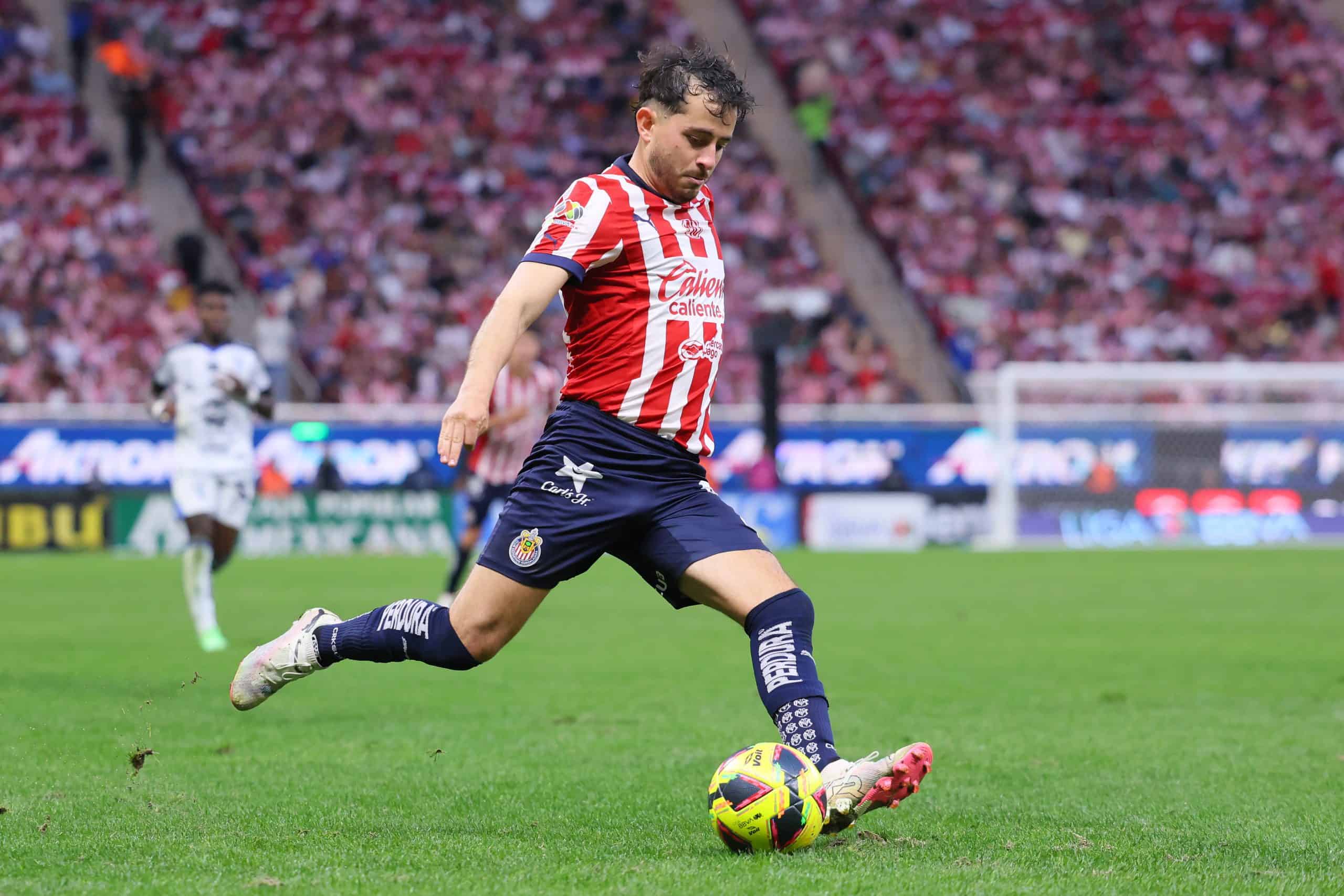 Alan Mozo podría despedirse de Chivas en el mercado invernal