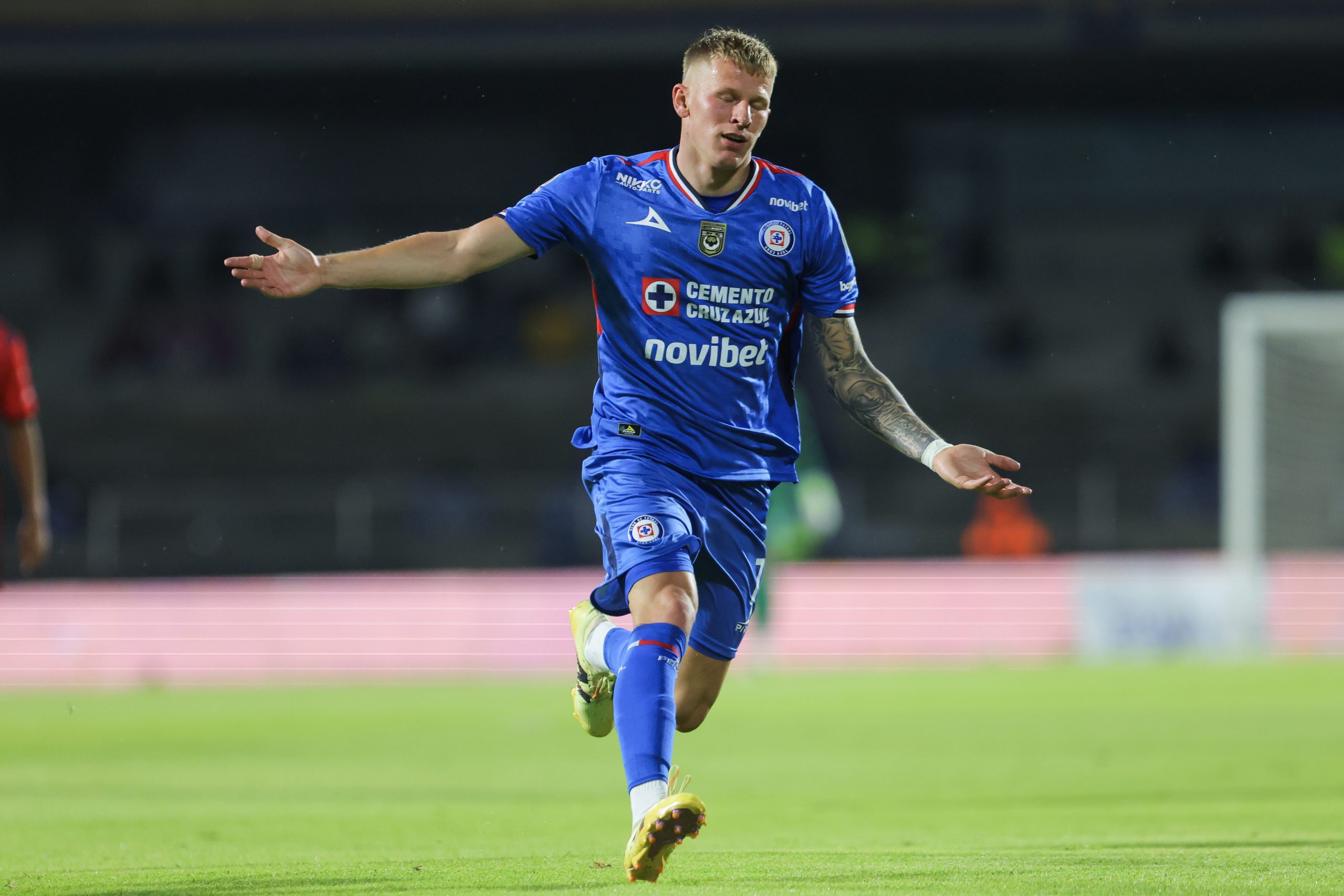 Mateusz Bogusz le complica el mercado a Cruz Azul