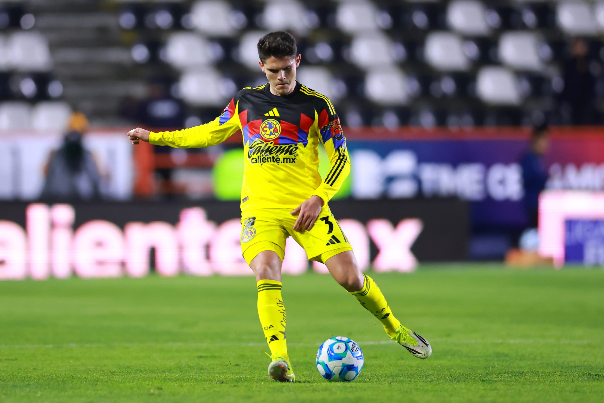 Israel Reyes se lesiona y su presencia en el Clásico Nacional ante Chivas está en serio riesgo