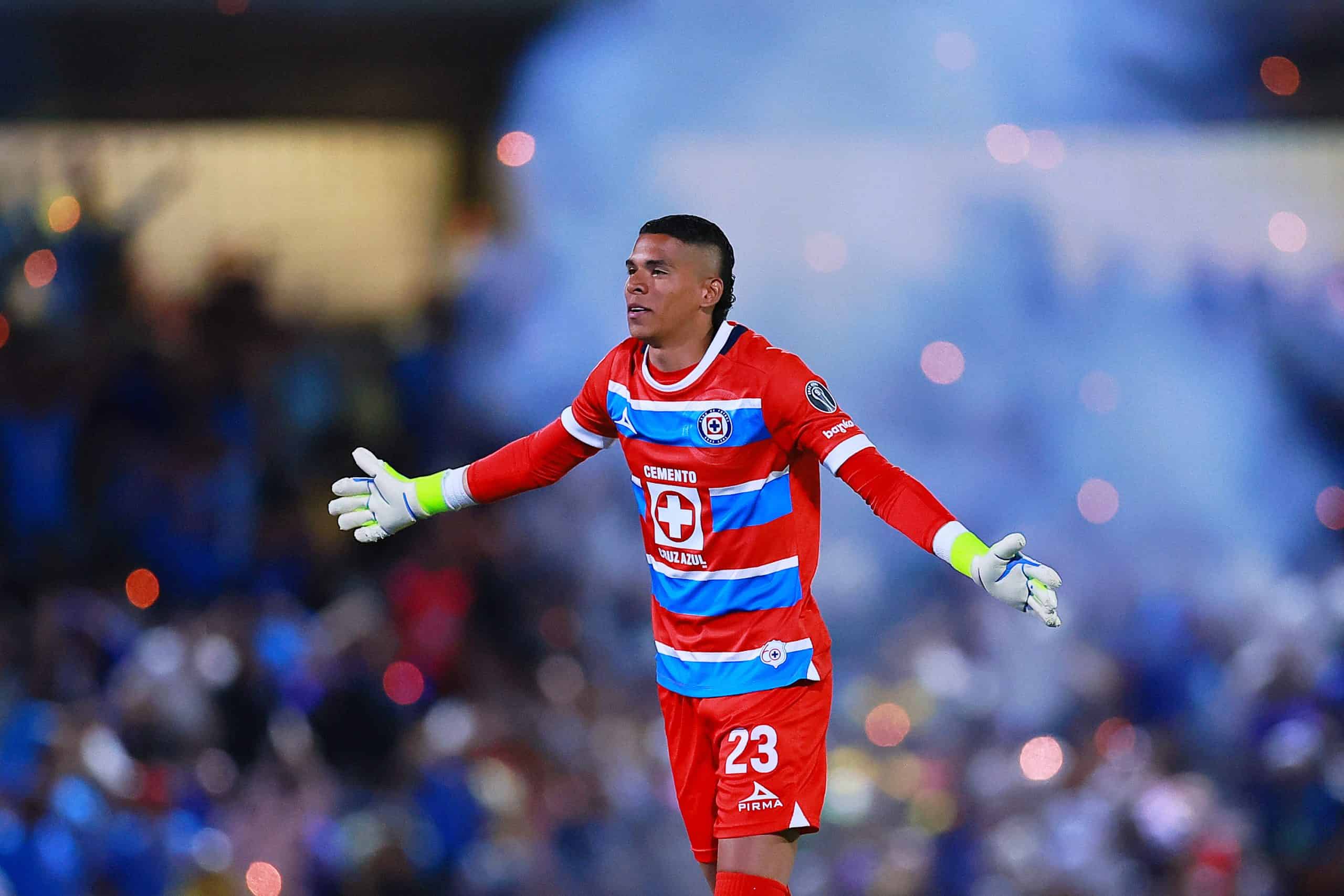 Kevin Mier borra fotos de Cruz Azul y desata dudas sobre su futuro