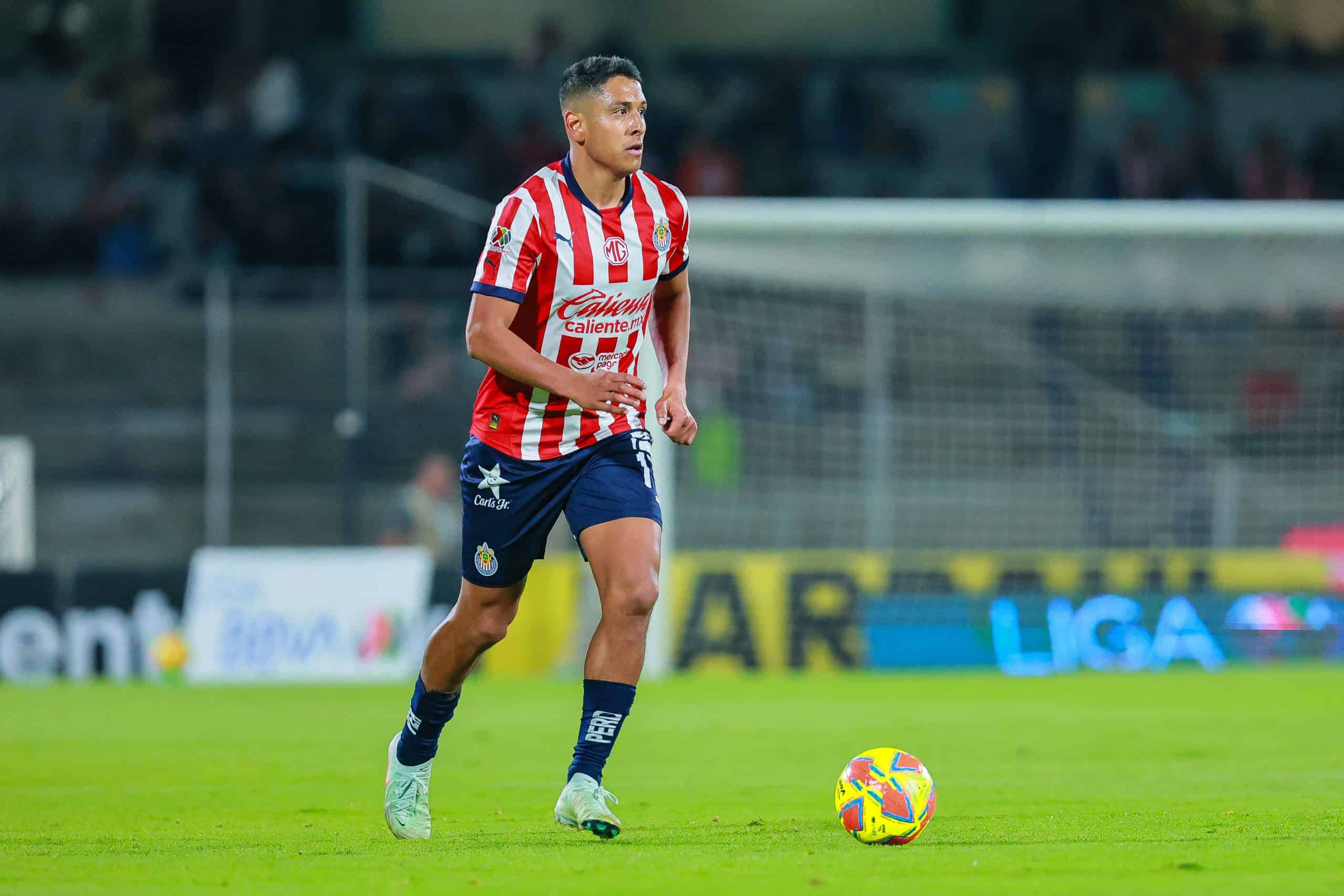 Golpe durísimo para Chivas: Luis Romo será baja hasta seis semanas y se pierde el Clásico Nacional