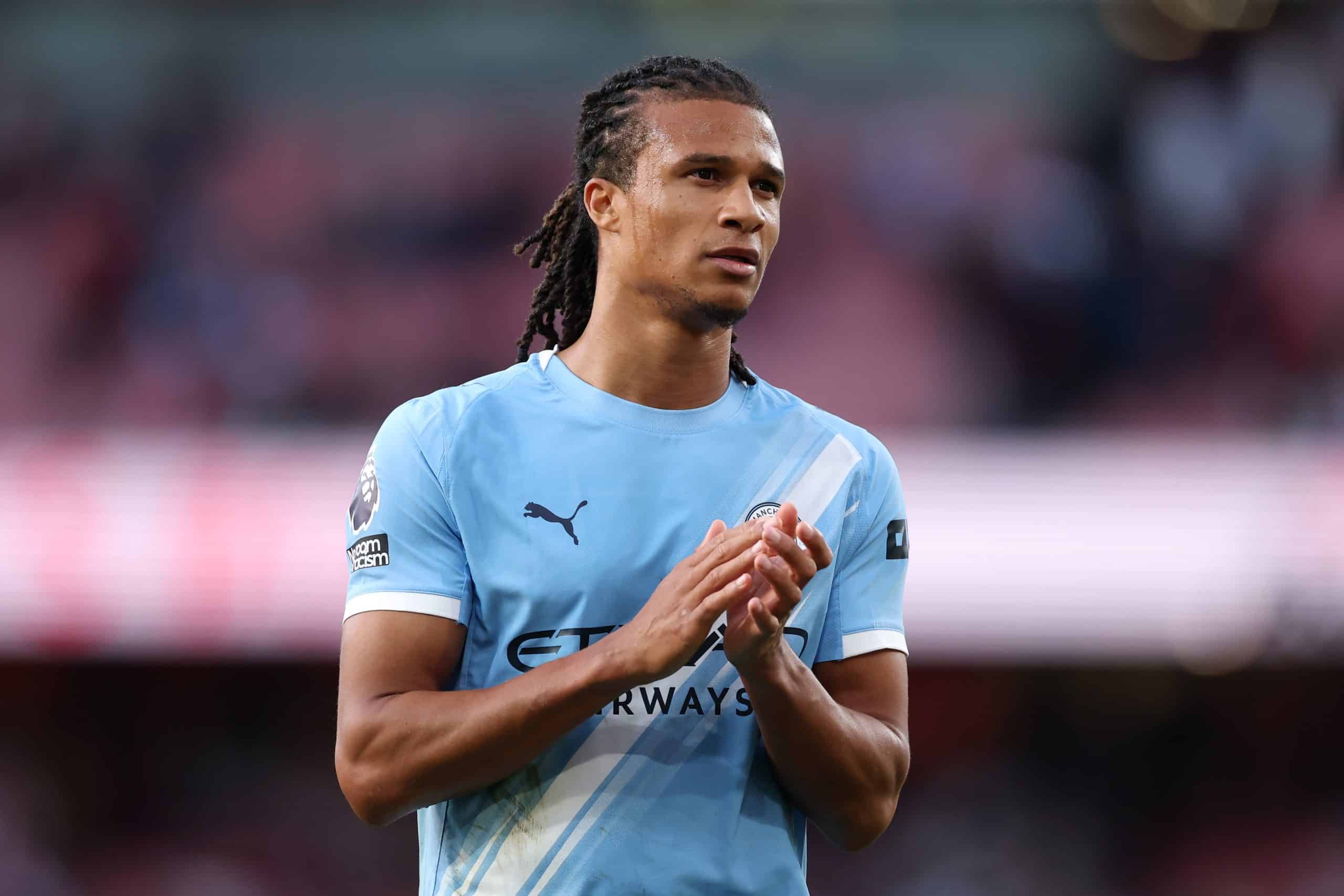 El Barcelona apunta a Nathan Aké para reforzar su defensa