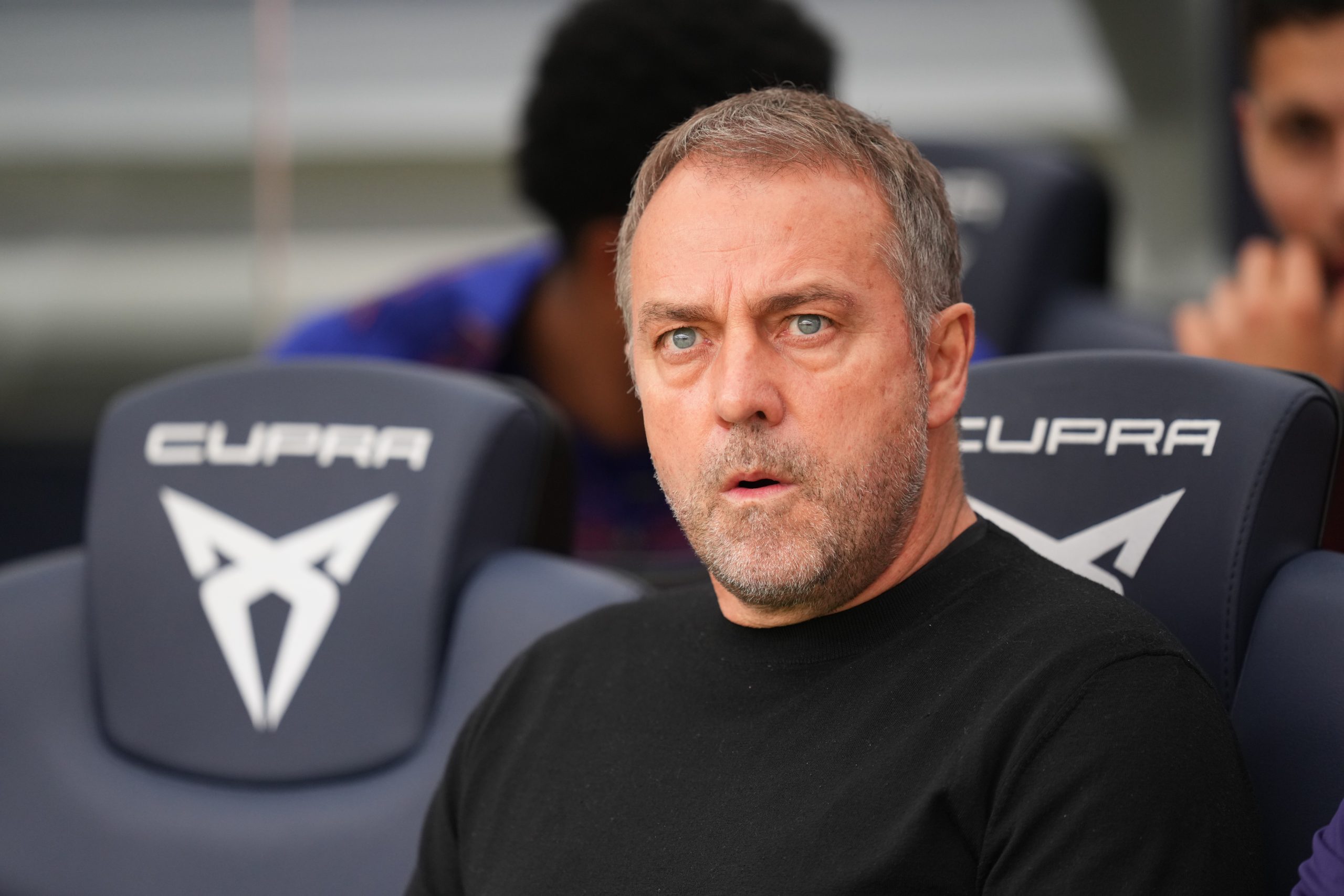 Misión Imposible en el Metropolitano: Flick recupera a Marc Bernal para la remontada ante el Atleti
