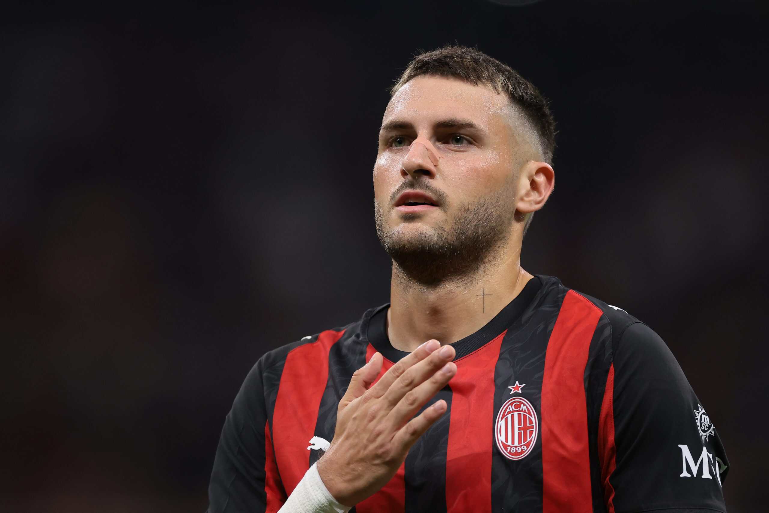 Golpe para Santi Giménez: Milan ya lo puso transferible rumbo al Mundial 2026
