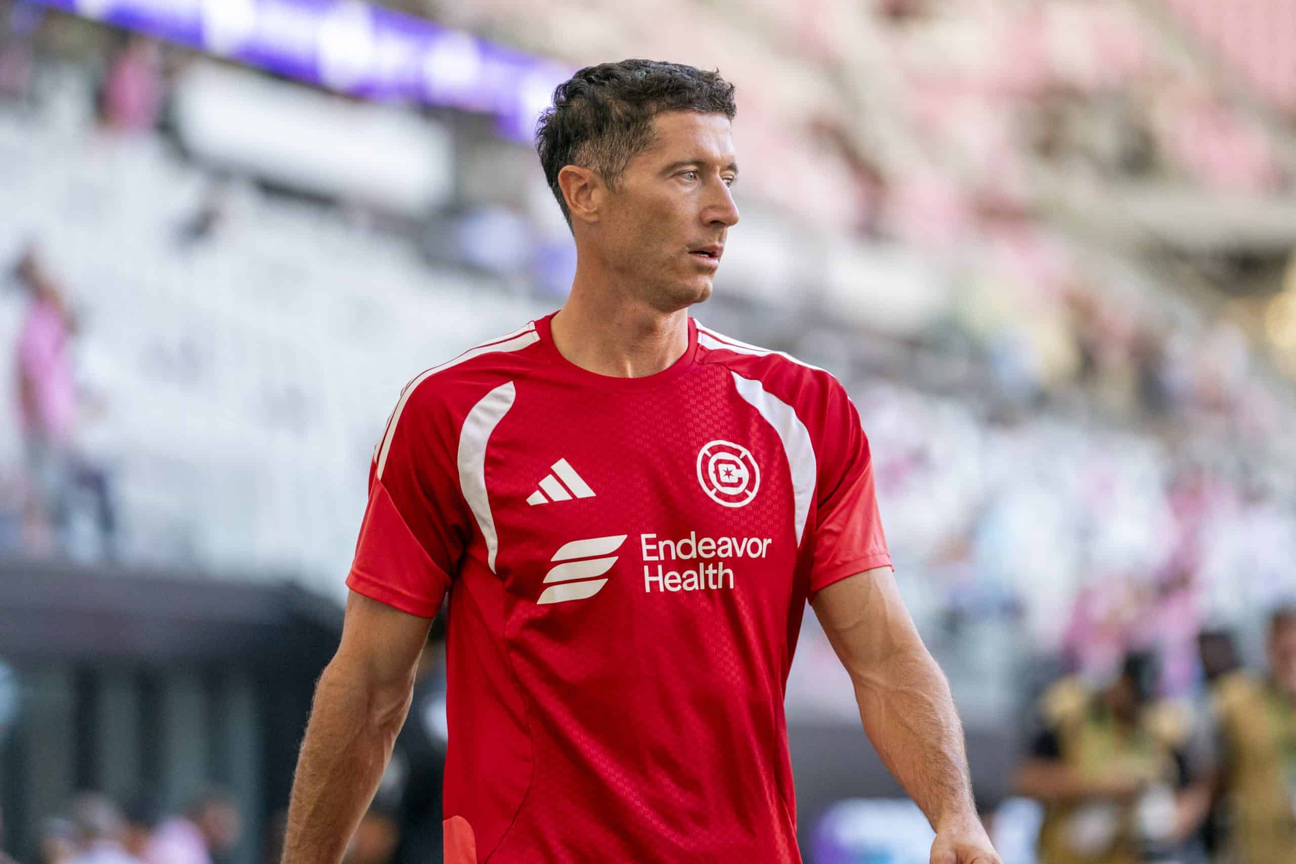 Lewandowski rechazó una oferta de 100 millones por temporada para seguir en Barcelona, revela su agente
