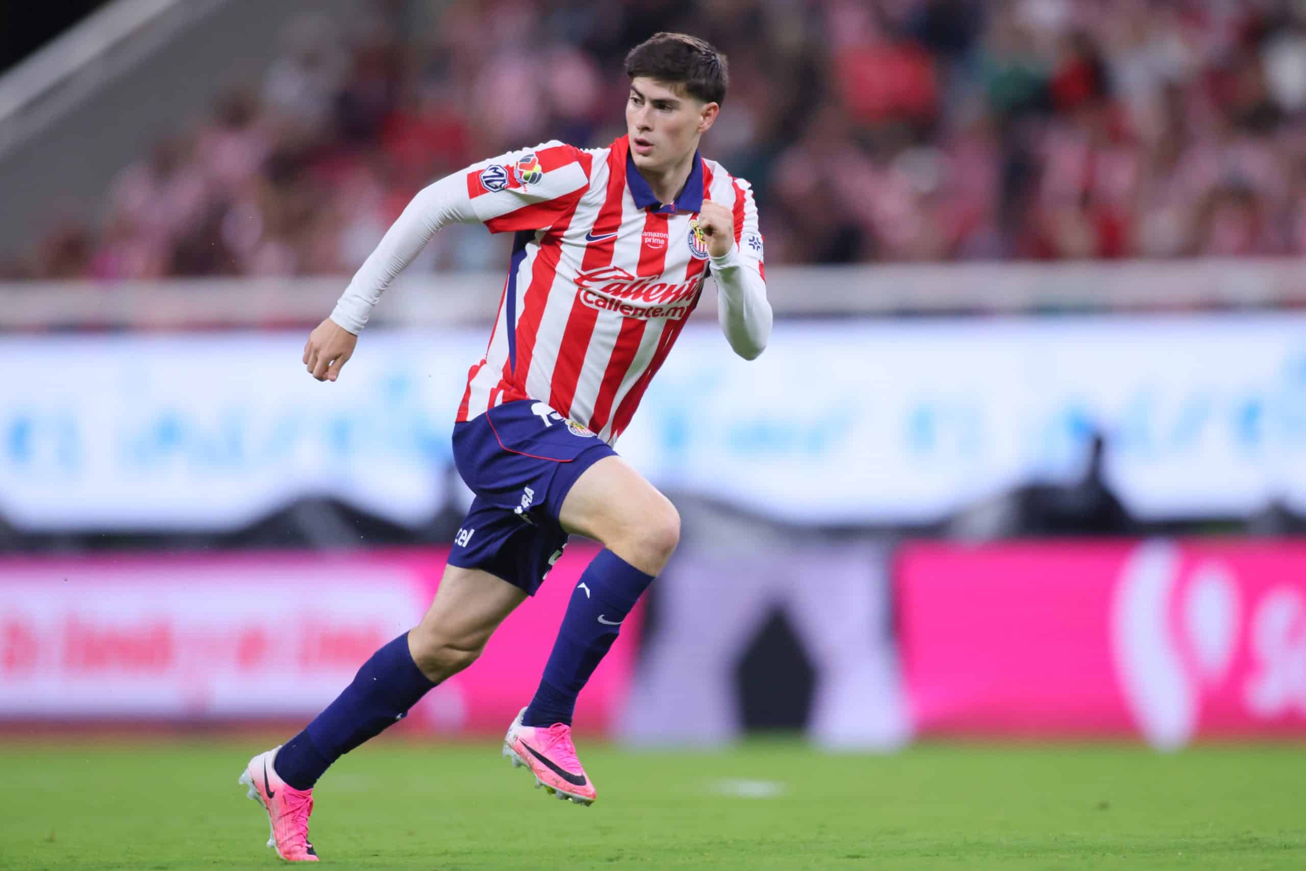 Chivas y Olympiacos llegan a un acuerdo millonario por la ‘Hormiga’ González; prepara su viaje a Europa