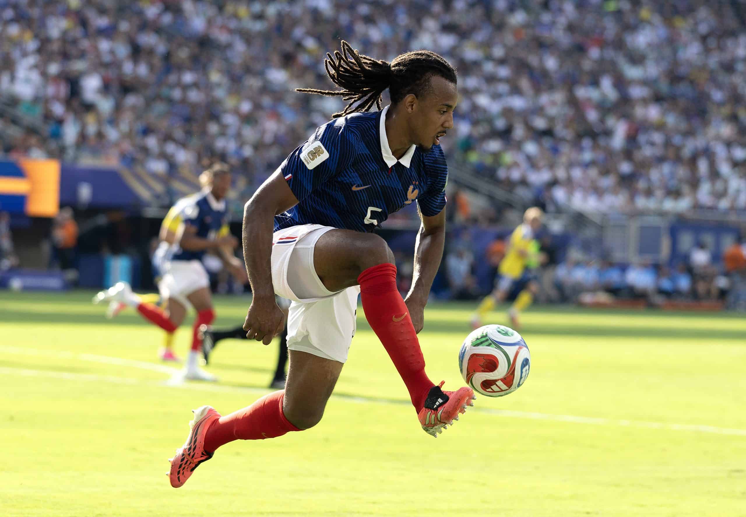 Koundé pierde su lugar en el Barcelona y Flick cambia su jerarquía en la plantilla