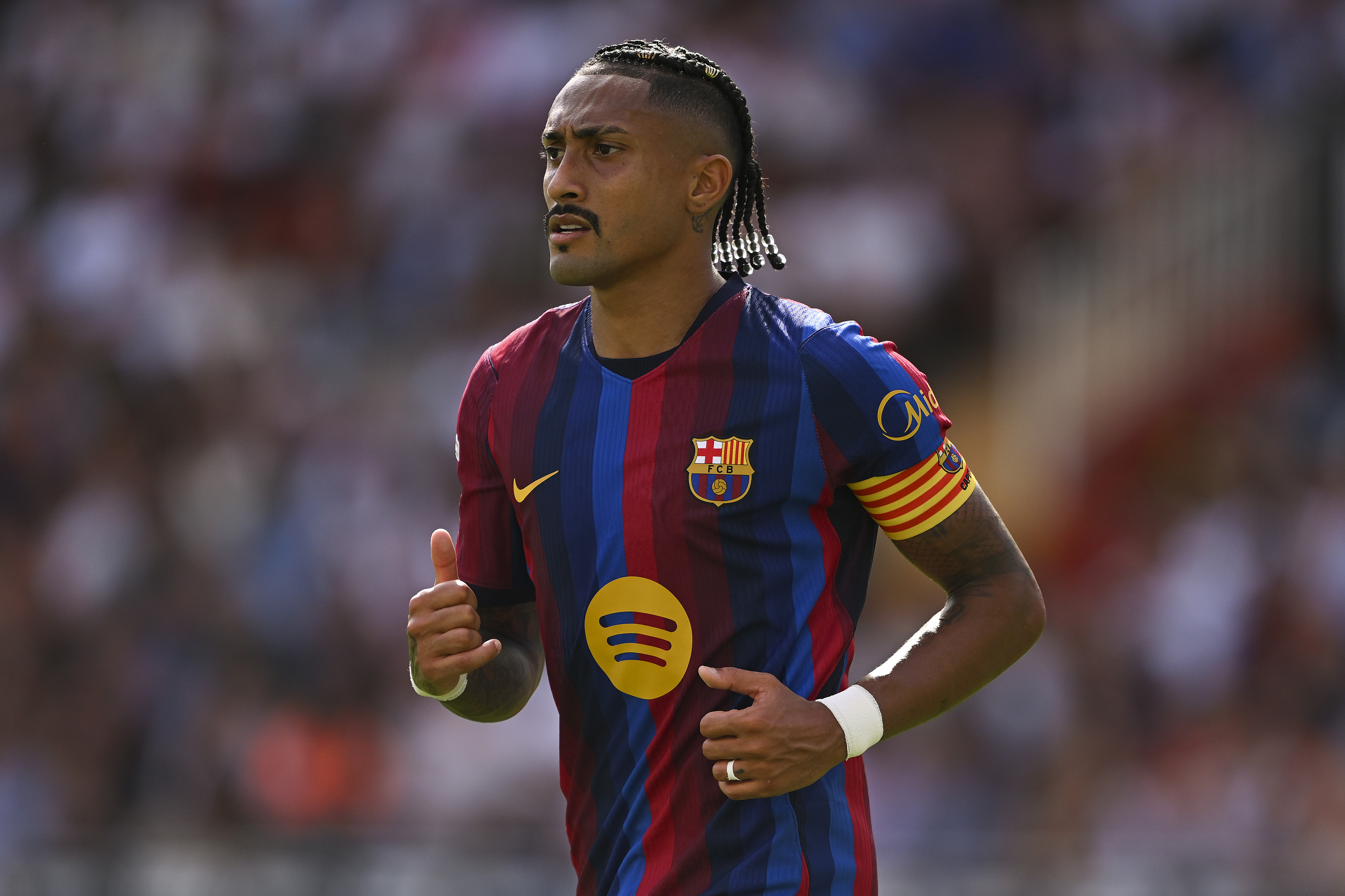 Raphinha ya está en Barcelona: el Barça espera las pruebas para conocer el alcance de su lesión