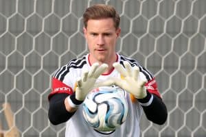 Ter Stegen responde a las críticas en el Ajax: detiene un penalti y busca recuperar su mejor versión