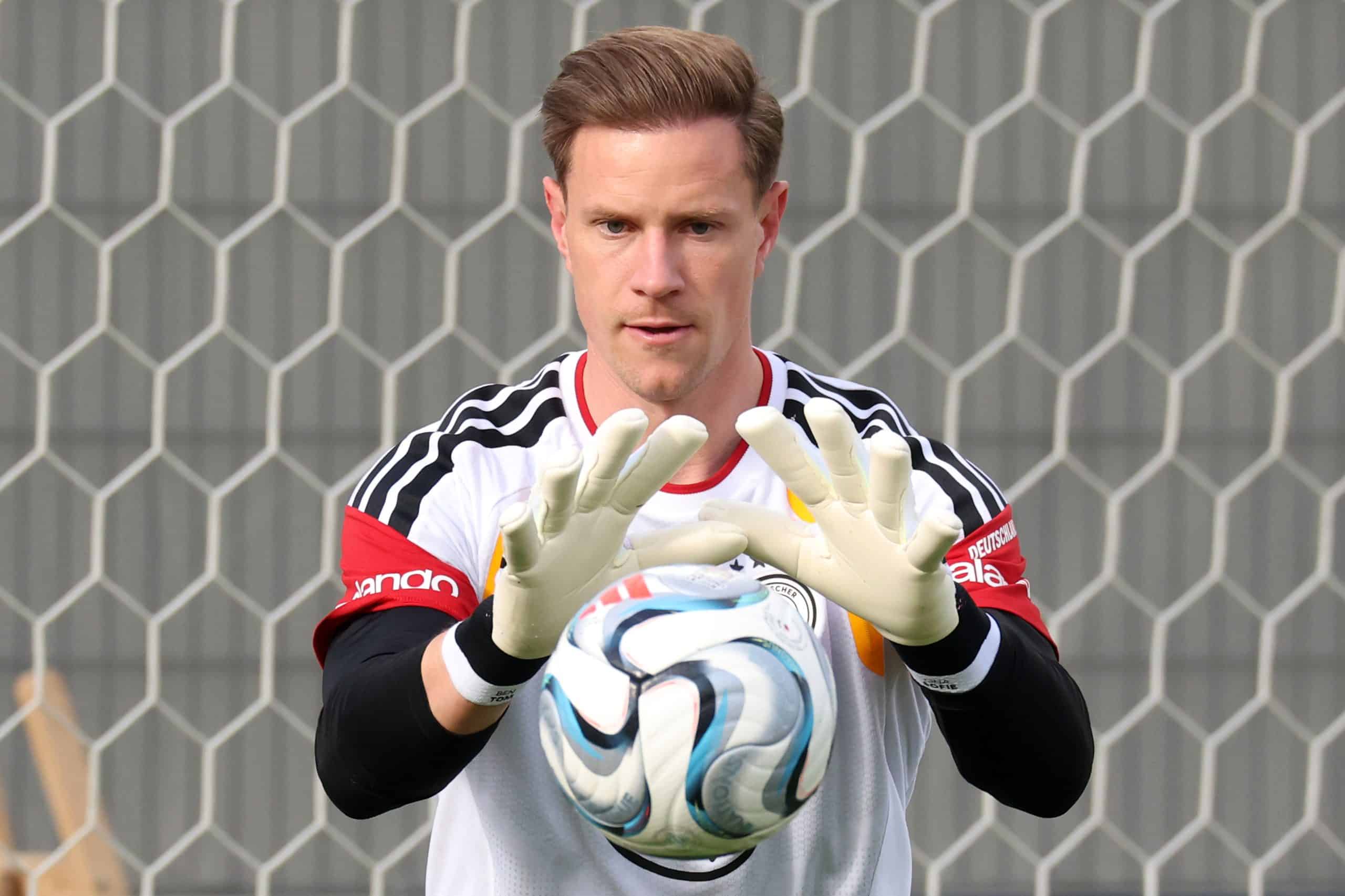 Ter Stegen responde a las críticas en el Ajax: detiene un penalti y busca recuperar su mejor versión