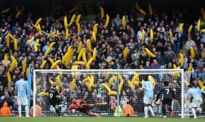 ¿Por qué los aficionados del Manchester City llevan plátanos inflables a los estadios?