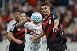 Tottenham amenaza con adelantarse al Barcelona por el fichaje de Arthur Dias