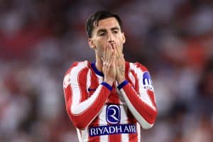 Tottenham prepara 80 millones de euros por Álex Baena tras la lesión de Xavi Simons