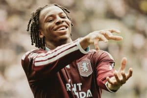Barcelona sigue a Johan Manzambi: el Aston Villa fija un alto precio por la nueva promesa suiza