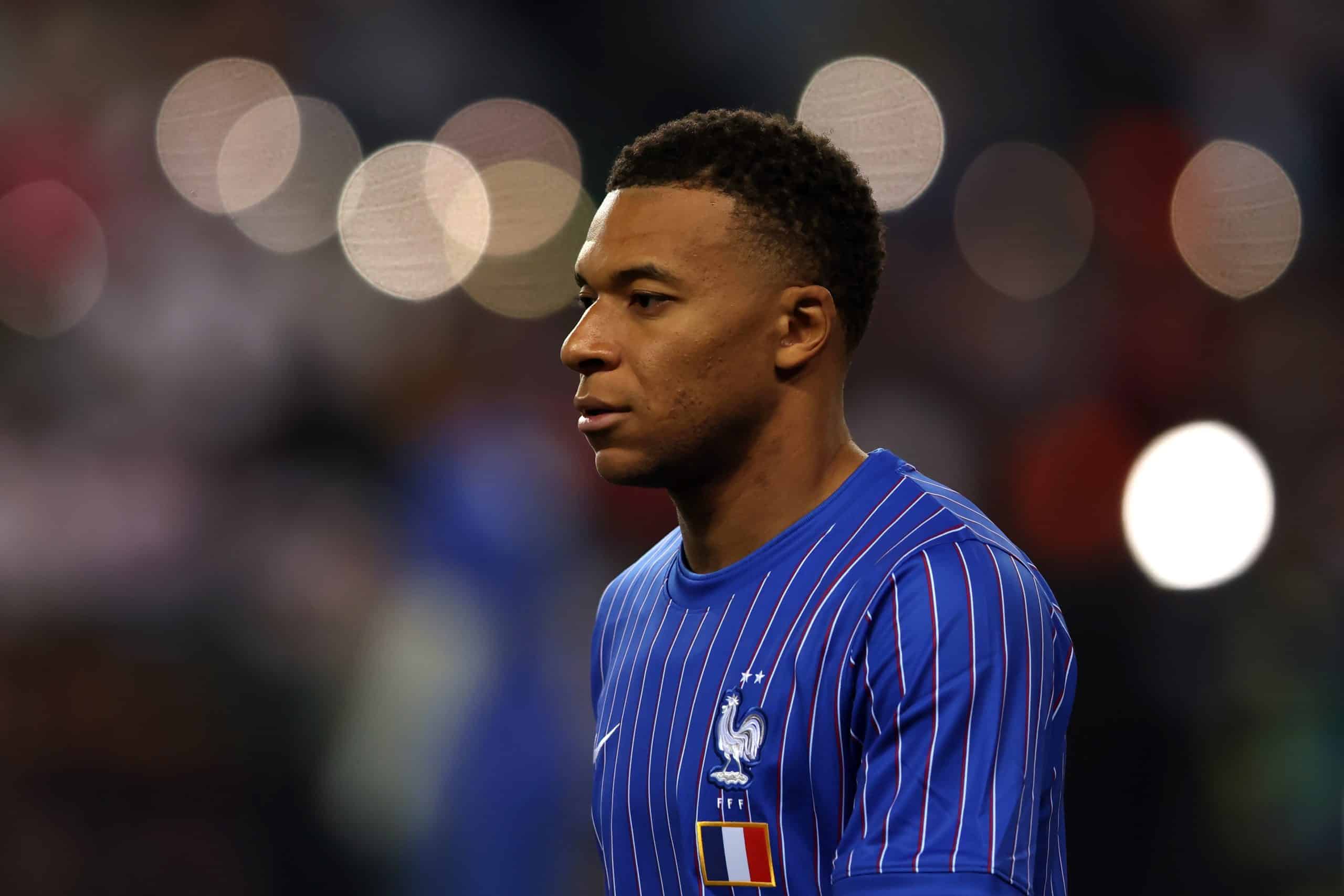 Mbappé desafía las reglas de Mourinho y aparece en bicicleta mientras se recupera de su lesión
